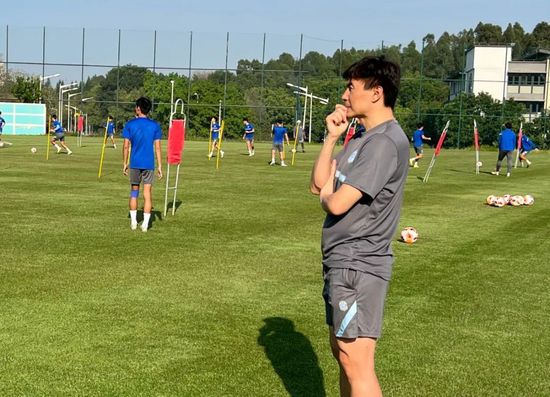 美女张开腿露出尿口