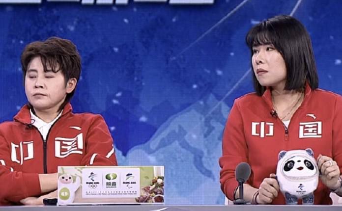两个女人裸体互吻互摸的视频小说