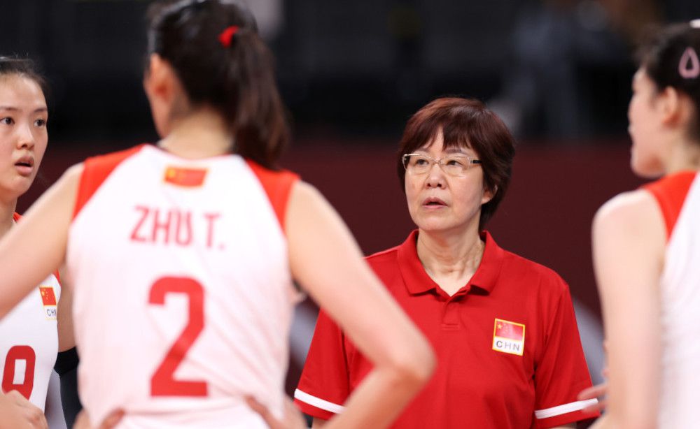 美女撒尿脱裤子全过程